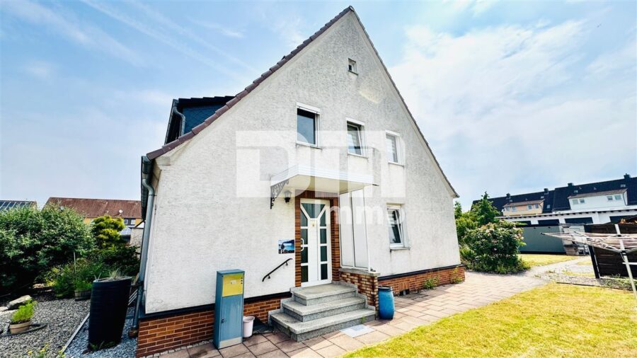 Modernisierte Doppelhaushälfte mit großem Grundstück und vielen Extras - Seitenansicht / Haupteingang